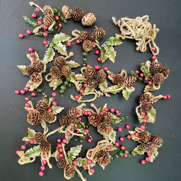 ๐ด Pinecones, Holly & Glass Beads ๐ Christmas Ornaments Pieces to Make 14 Craft - Picture 1 of 10